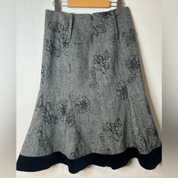 Ali Miles, size 4 fit and flare skirt, floral pattern, back zip, wide belt loops - Picture 4 of 6